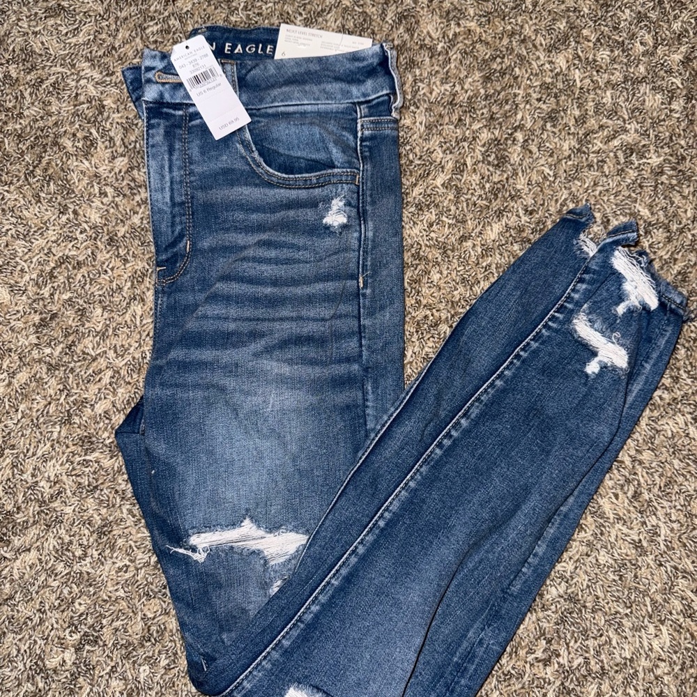 NEW never worn! American Eagle Outfitters Blue Distressed Jeans (size 6)